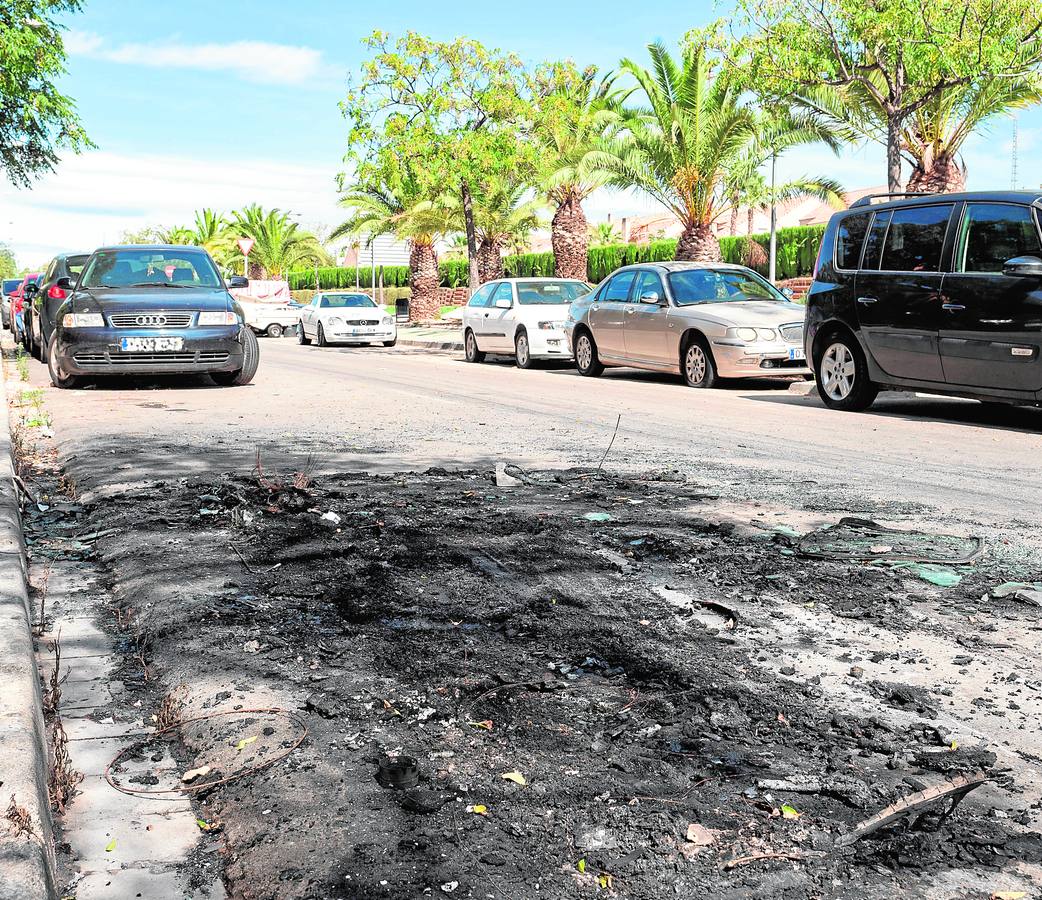 Restos del coche calcinado ayer por la mañana en la calle Burriana de La Coma. 