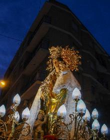 Imagen secundaria 2 - Diferentes momentos de la procesión en Benicalap.