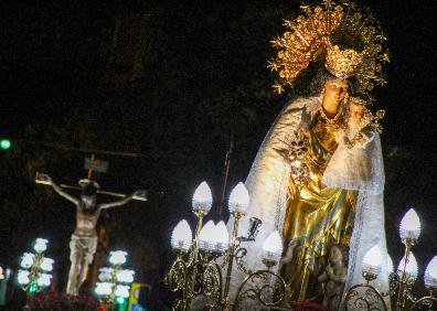 Imagen secundaria 1 - Diferentes momentos de la procesión en Benicalap.