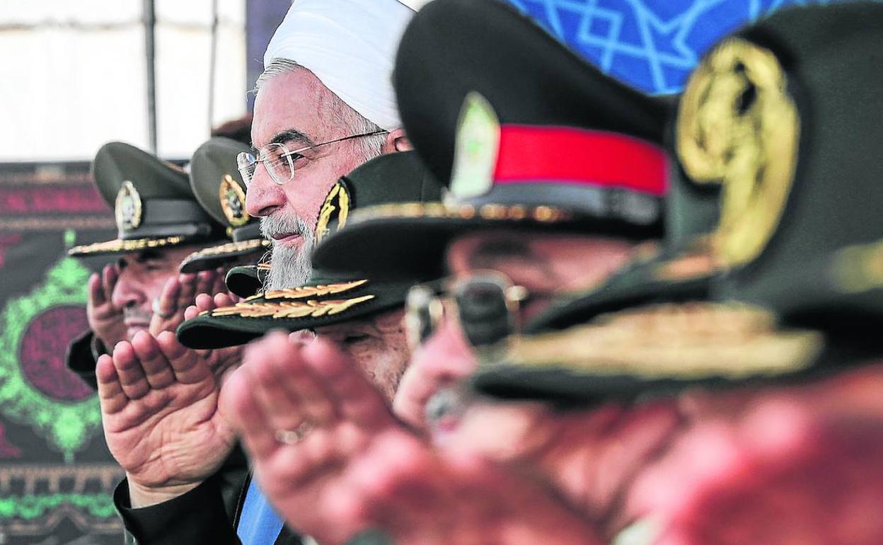 El presidente iraní, Hasán Rohaní, rodeado de jefes militares, presidió un desfile en Teherán en el marco de la semana de la defensa. 