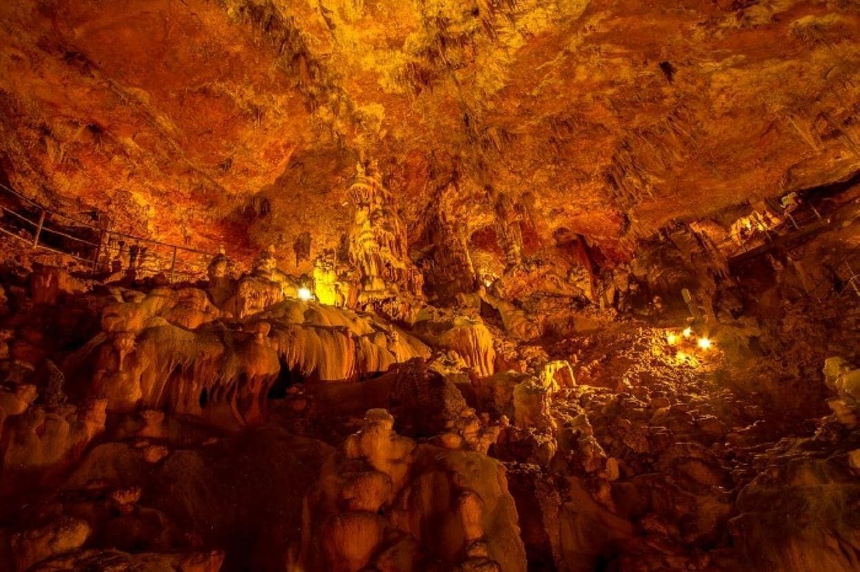 Imagen de una de las partes del interior de la Cova del Rull, situada en la Vall d'Ebo. 