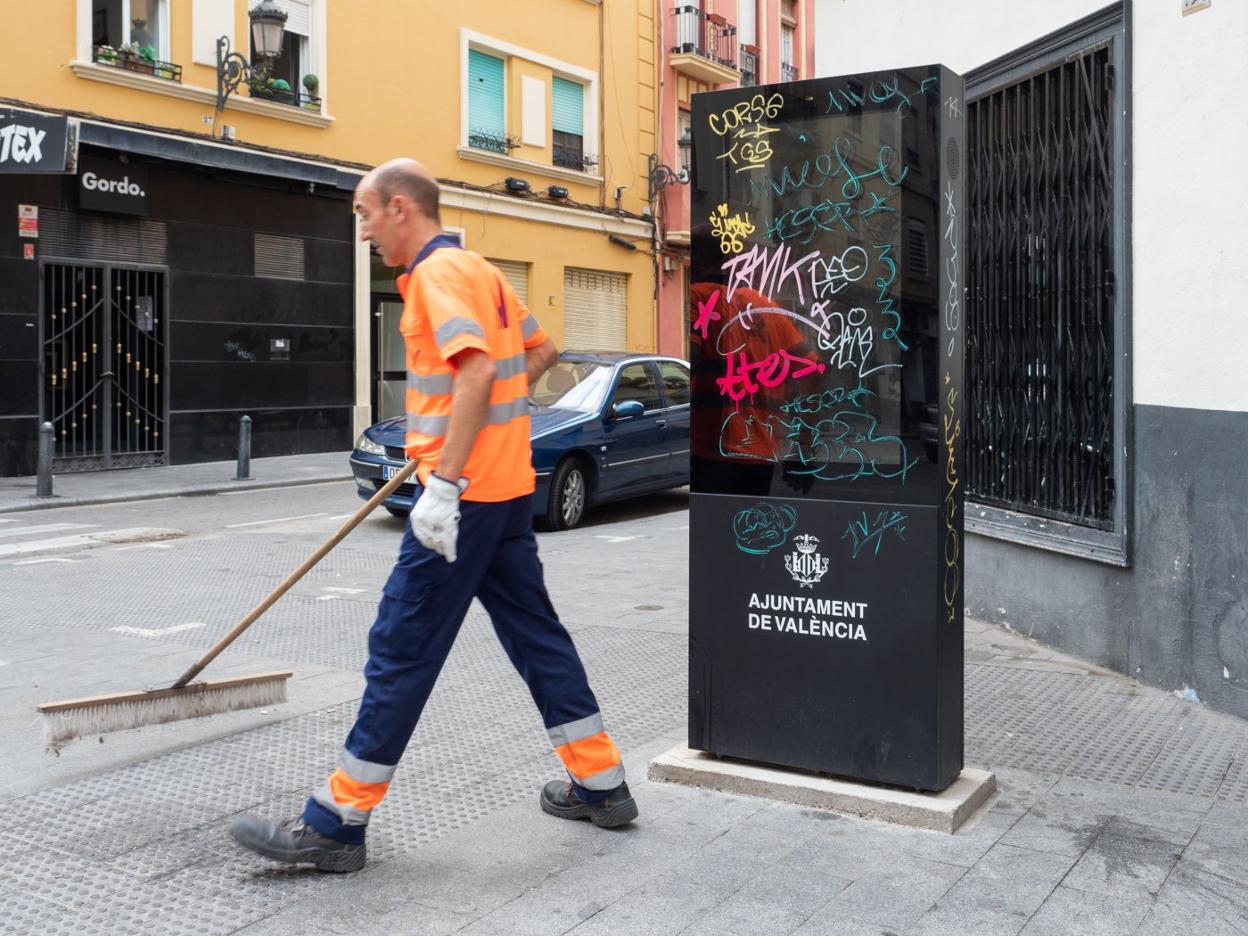 Los paneles informativos del ruido en Ruzafa se degradan sin haberse estrenado todavía