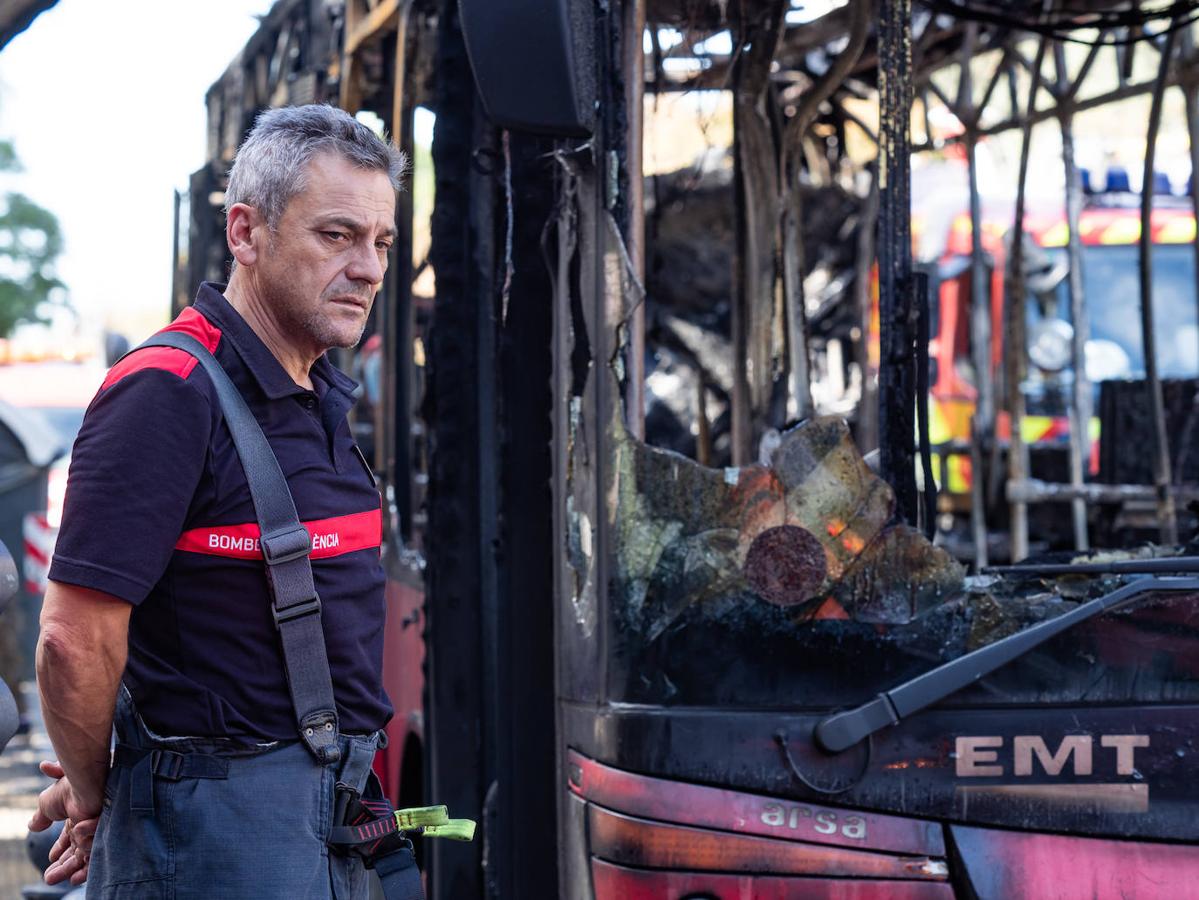 Fotos: Así ha quedado el autobús incendiado en Blasco Ibáñez