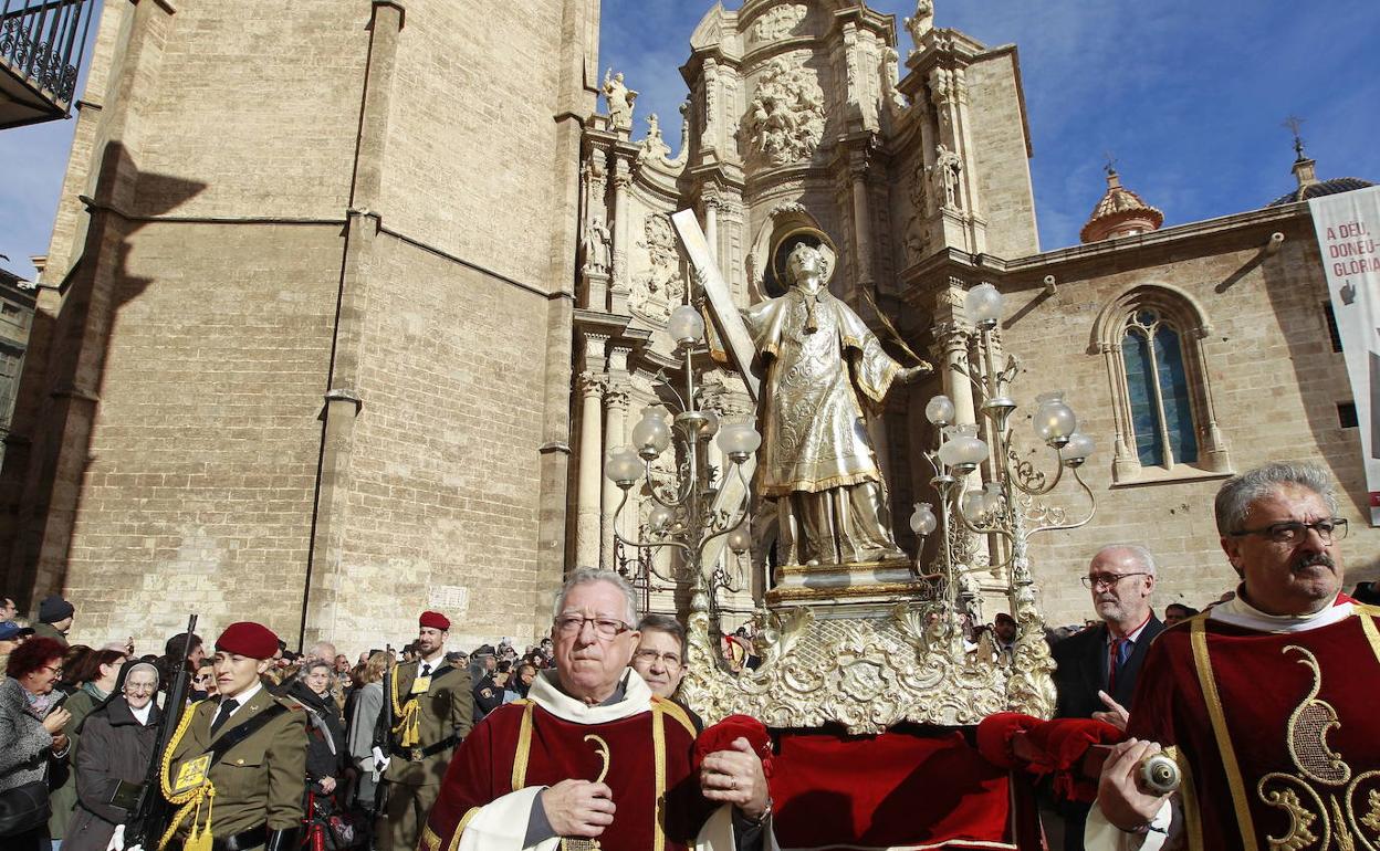 Procesión con la imagen de San Vicente Mártir. 