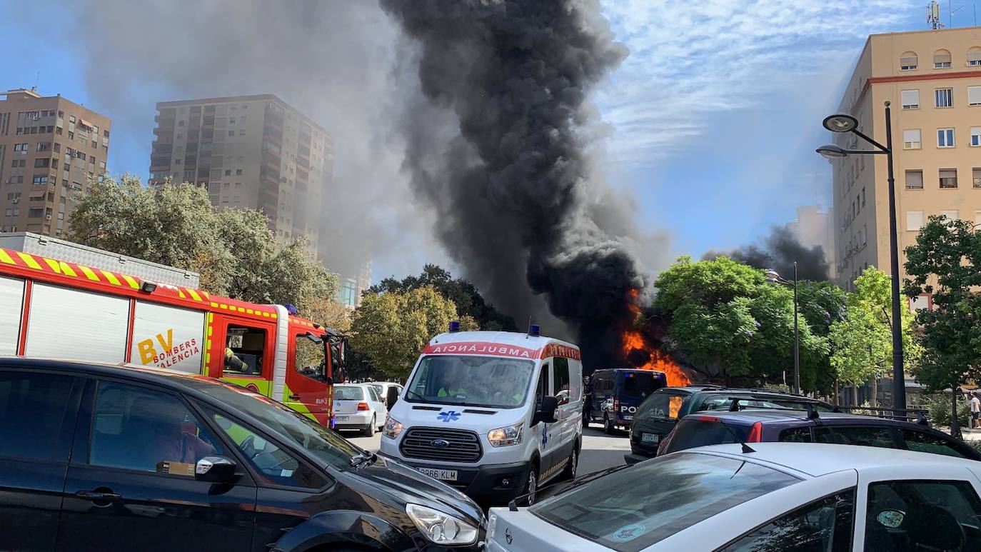 Arde un autobús de la EMT en Blasco Ibáñez