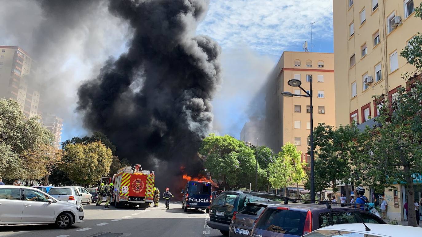 Arde un autobús de la EMT en Blasco Ibáñez