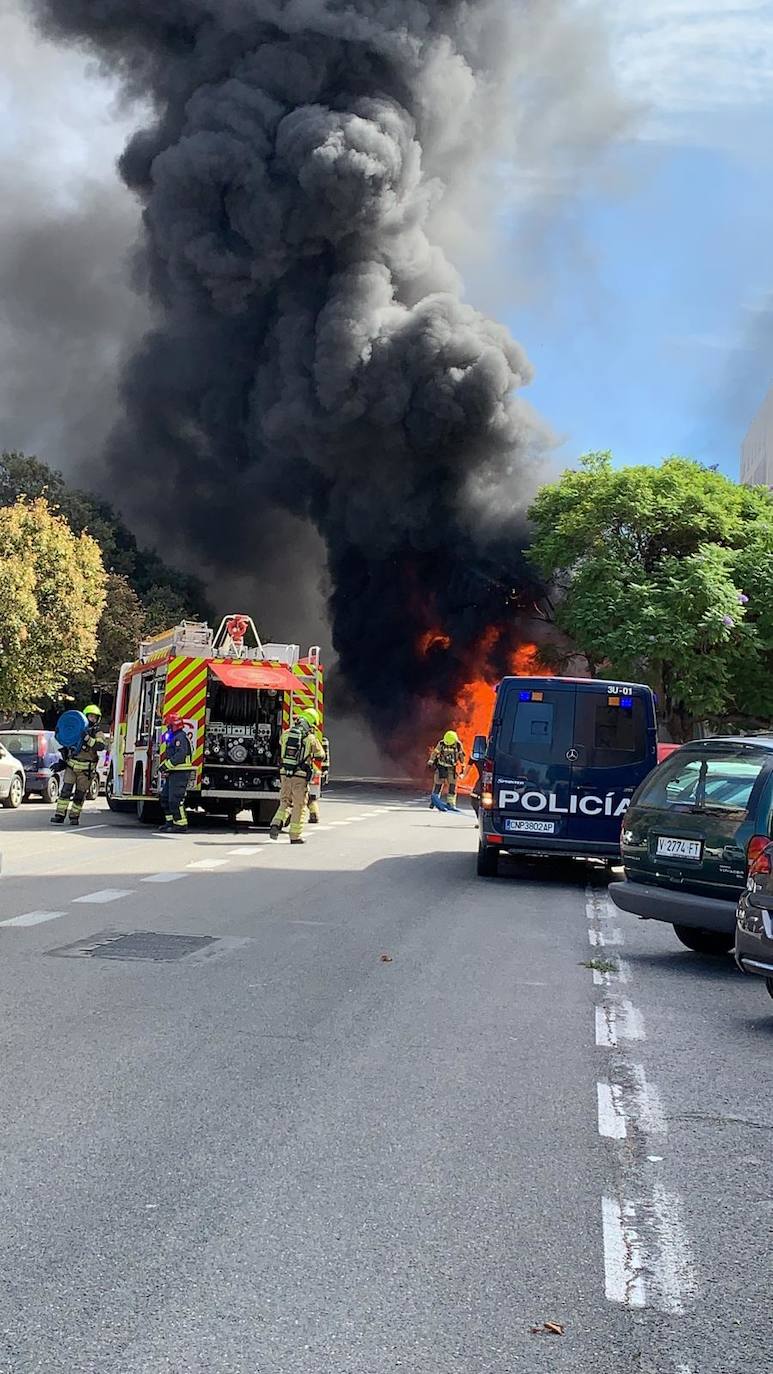 Arde un autobús de la EMT en Blasco Ibáñez