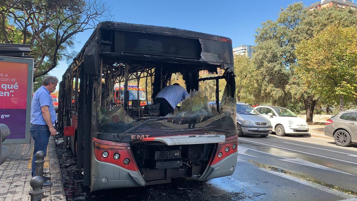 Arde un autobús de la EMT en Blasco Ibáñez