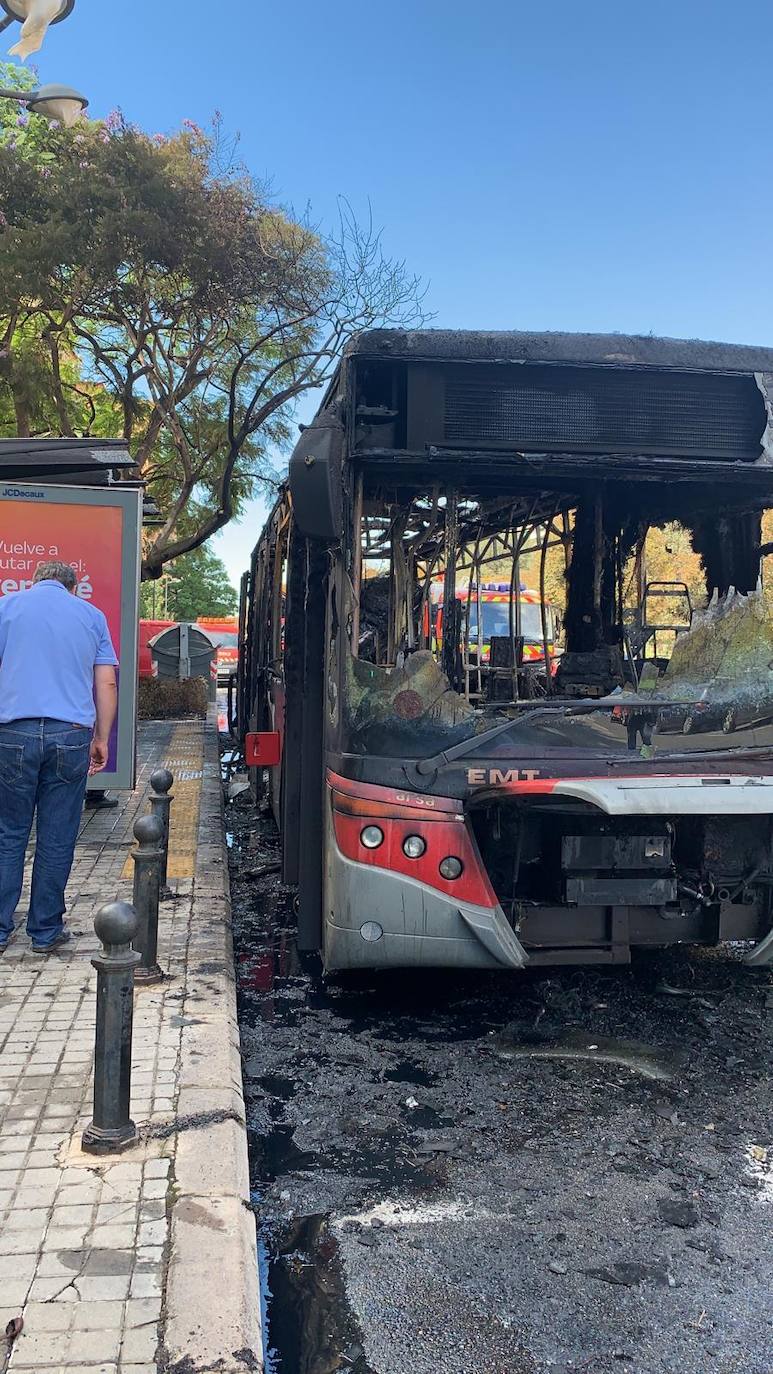 Arde un autobús de la EMT en Blasco Ibáñez