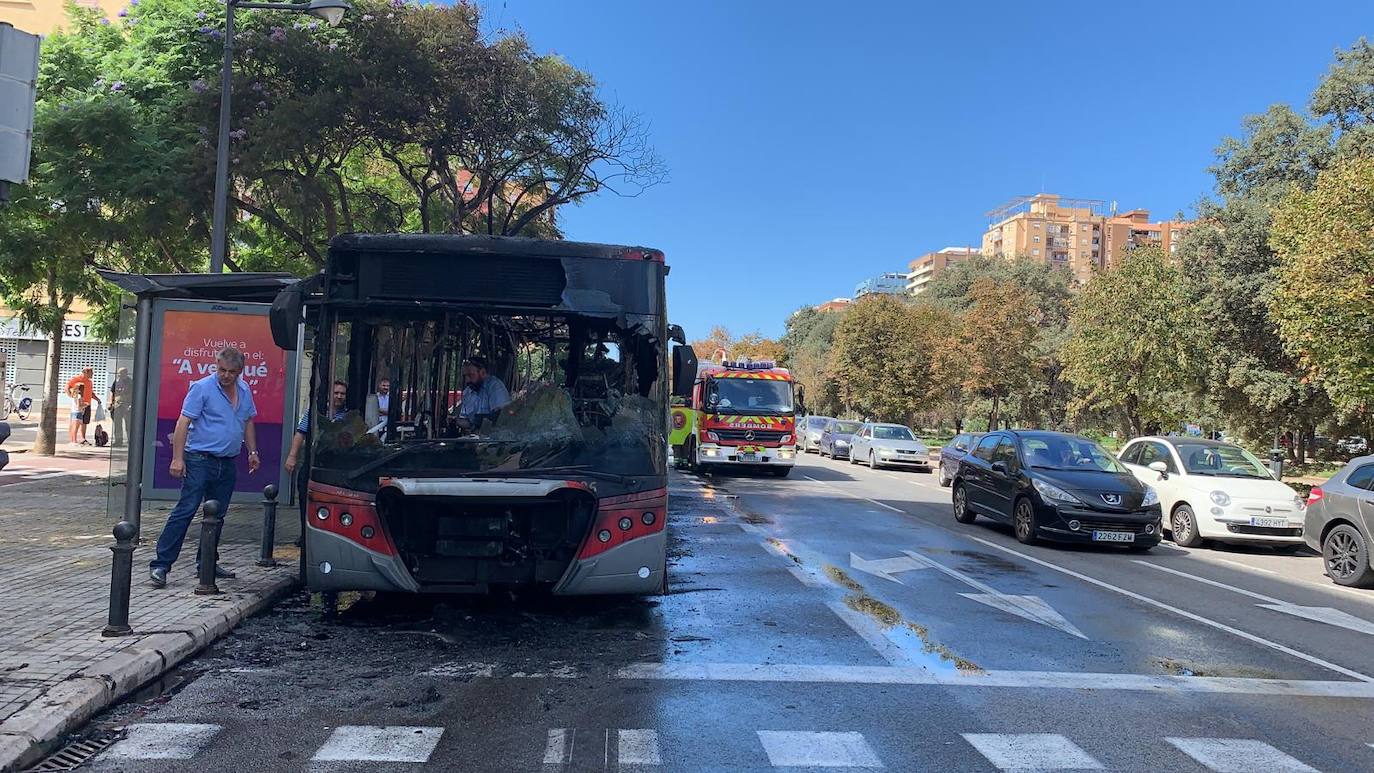 Arde un autobús de la EMT en Blasco Ibáñez