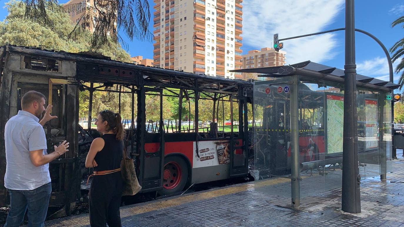 Arde un autobús de la EMT en Blasco Ibáñez