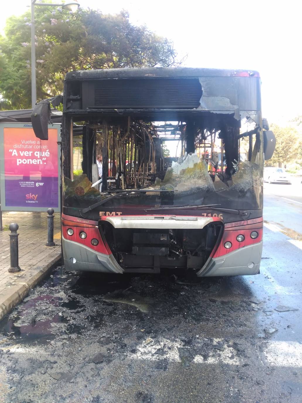 Arde un autobús de la EMT en Blasco Ibáñez