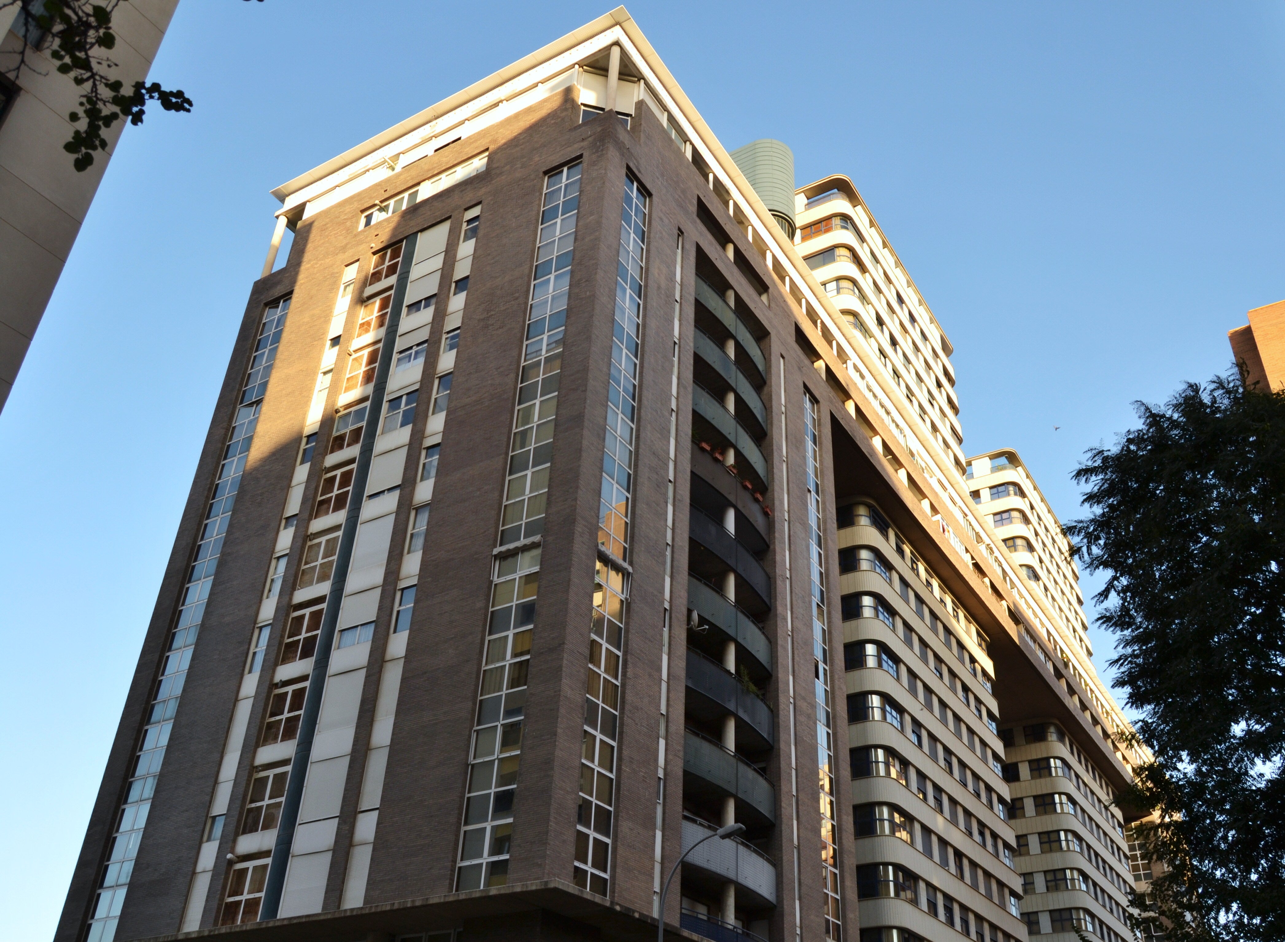 20. Edificio Arcade. Edificio de viviendas de 72 metros de altura y 21 plantas. Construido en 1994