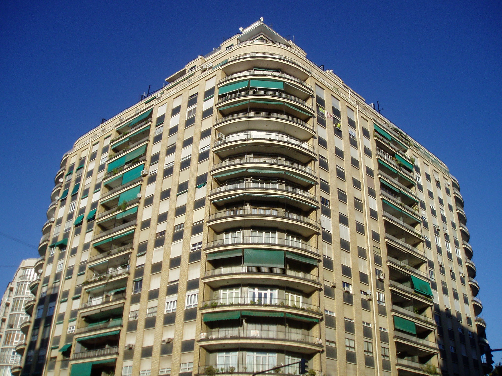 9. Finca de hierro (Edificio Garcerán). 85 metros - 22 plantas. Edificio de viviendas ubicado en la calle Xàtiva. Construido en 1962, fue el edificio residencial más alto de Valencia durante décadas.