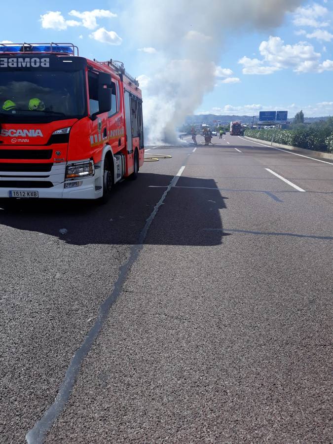 Bomberos del Consorcio Provincial de Valencia, apagan el fuego del camión incendiado.