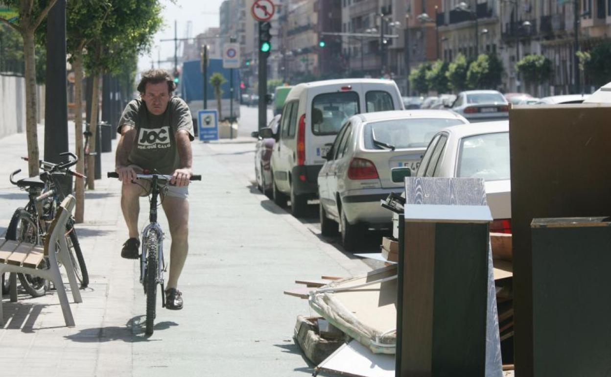 Carril bici en la avenida del Puerto de Valencia.