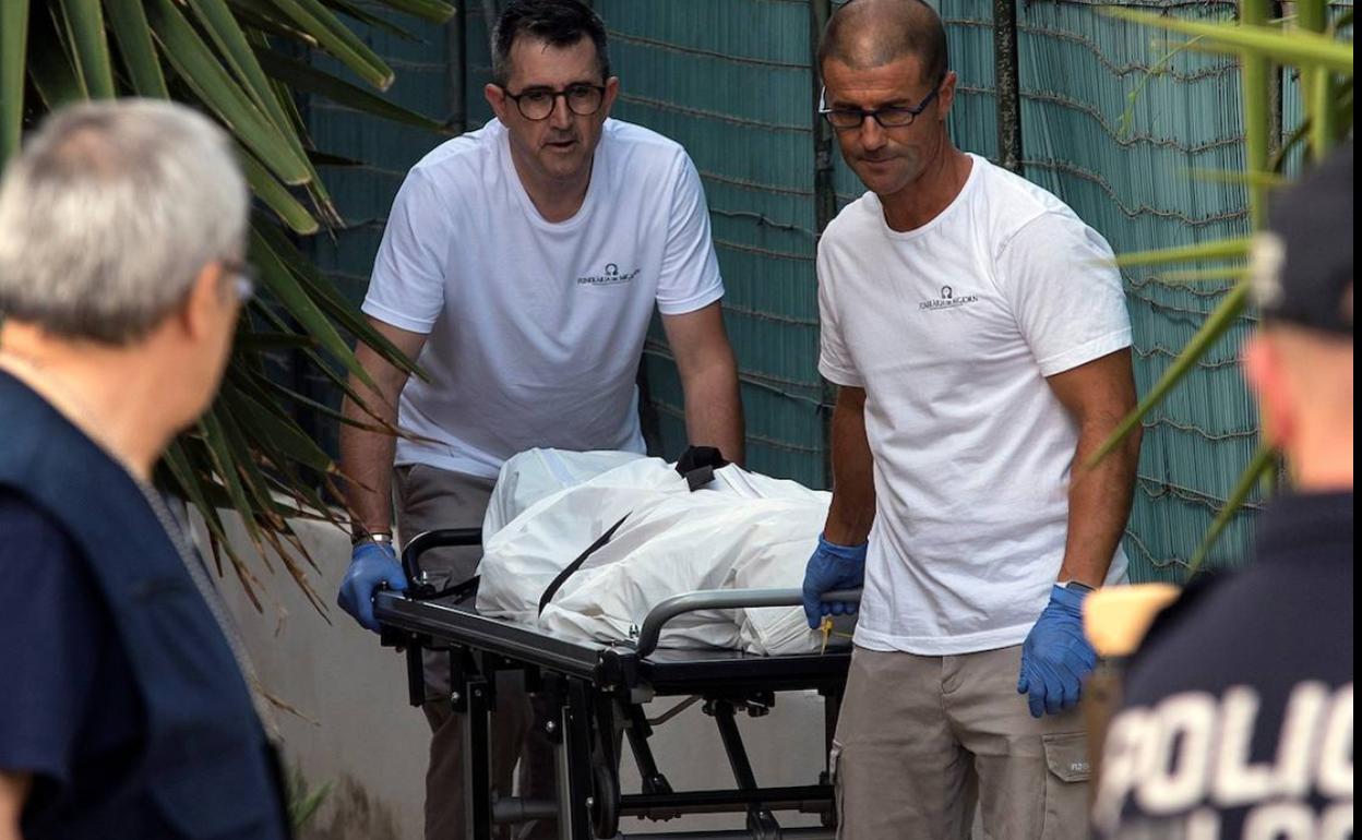 Traslado del cadáver de Ika Hoffmann, asesinada por su pareja este mes en Palma.