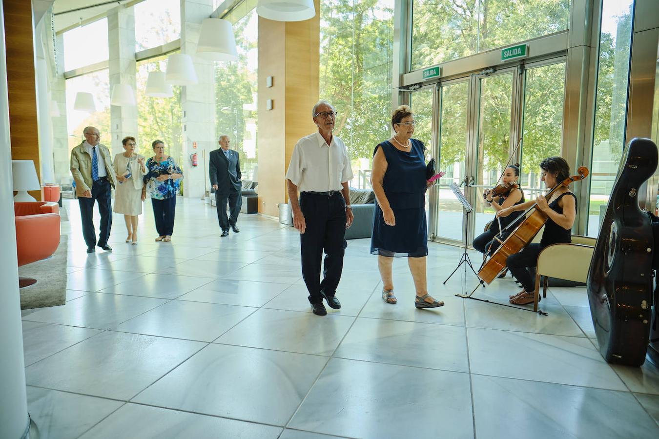 252 parejas han celebrado este año en Valencia sus bodas de oro. Las parejas asociadas a los Centros Municipales de Actividades para personas mayores pudieran festejar sus años de casados el miércoles en el Gran Salón Recatí del Hotel Sorolla Palace. Más de 500 personas asistieron al evento organizado por la Concejalía de Envejecimiento Activo.