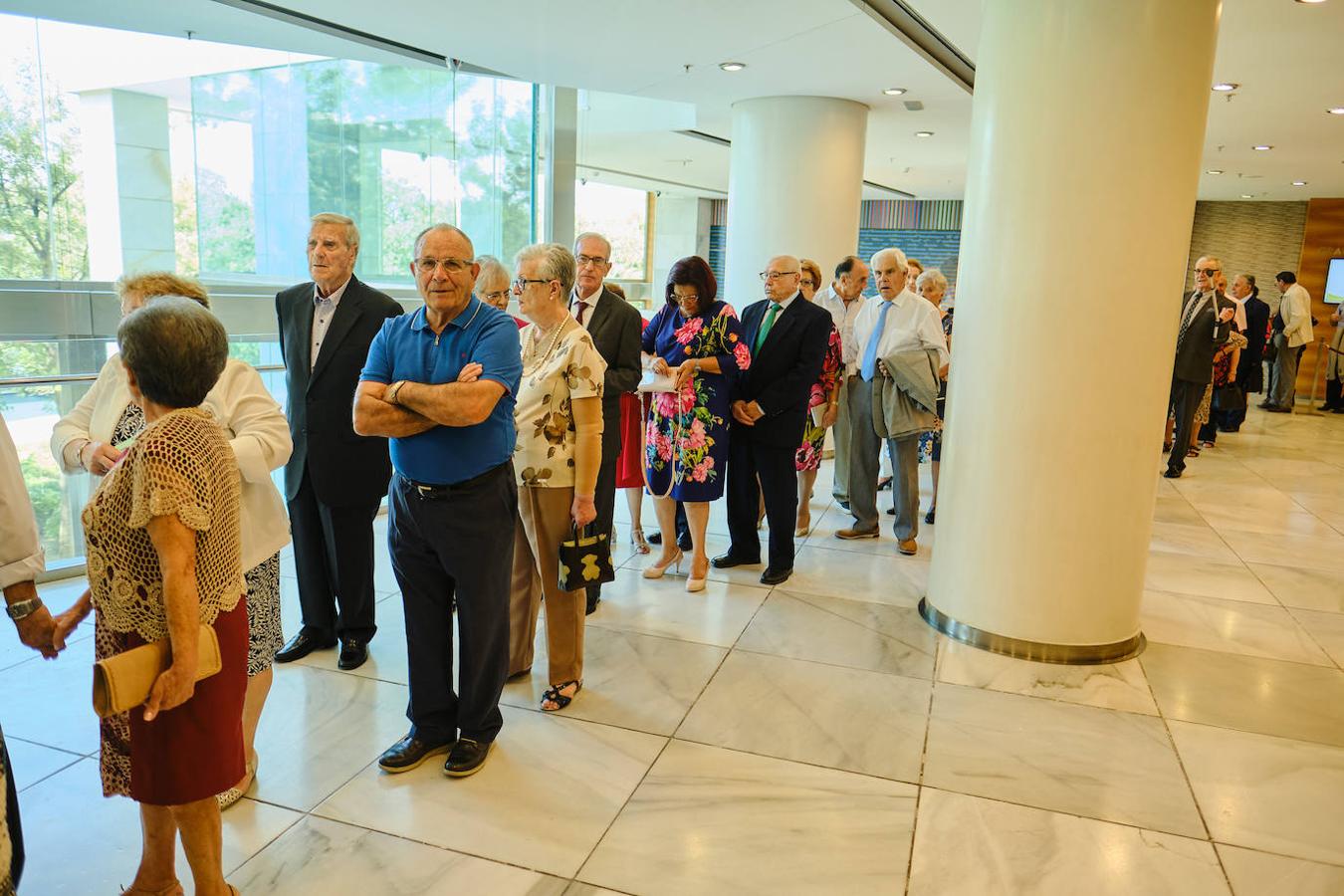 252 parejas han celebrado este año en Valencia sus bodas de oro. Las parejas asociadas a los Centros Municipales de Actividades para personas mayores pudieran festejar sus años de casados el miércoles en el Gran Salón Recatí del Hotel Sorolla Palace. Más de 500 personas asistieron al evento organizado por la Concejalía de Envejecimiento Activo.