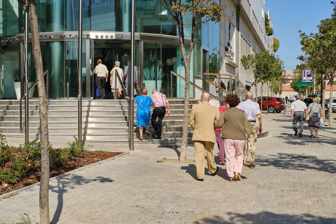 252 parejas han celebrado este año en Valencia sus bodas de oro. Las parejas asociadas a los Centros Municipales de Actividades para personas mayores pudieran festejar sus años de casados el miércoles en el Gran Salón Recatí del Hotel Sorolla Palace. Más de 500 personas asistieron al evento organizado por la Concejalía de Envejecimiento Activo.