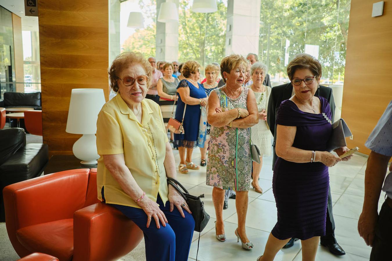 252 parejas han celebrado este año en Valencia sus bodas de oro. Las parejas asociadas a los Centros Municipales de Actividades para personas mayores pudieran festejar sus años de casados el miércoles en el Gran Salón Recatí del Hotel Sorolla Palace. Más de 500 personas asistieron al evento organizado por la Concejalía de Envejecimiento Activo.