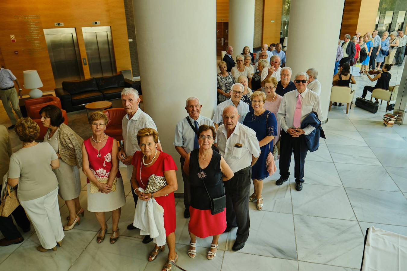 252 parejas han celebrado este año en Valencia sus bodas de oro. Las parejas asociadas a los Centros Municipales de Actividades para personas mayores pudieran festejar sus años de casados el miércoles en el Gran Salón Recatí del Hotel Sorolla Palace. Más de 500 personas asistieron al evento organizado por la Concejalía de Envejecimiento Activo.