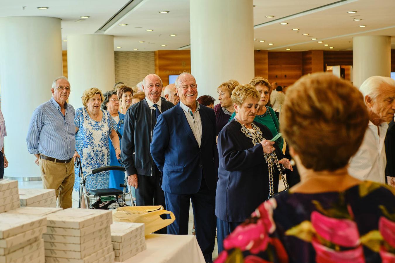 252 parejas han celebrado este año en Valencia sus bodas de oro. Las parejas asociadas a los Centros Municipales de Actividades para personas mayores pudieran festejar sus años de casados el miércoles en el Gran Salón Recatí del Hotel Sorolla Palace. Más de 500 personas asistieron al evento organizado por la Concejalía de Envejecimiento Activo.