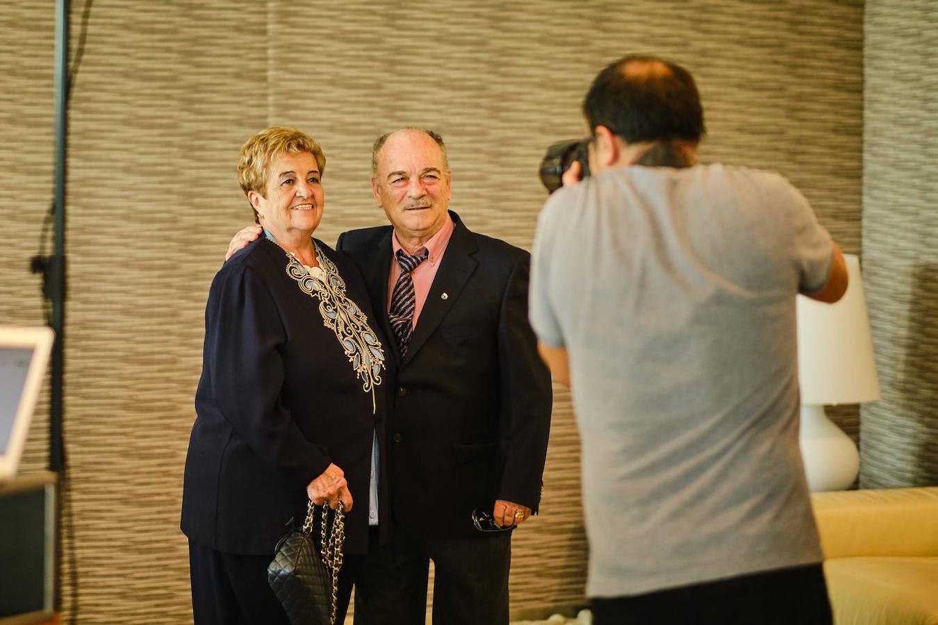 252 parejas han celebrado este año en Valencia sus bodas de oro. Las parejas asociadas a los Centros Municipales de Actividades para personas mayores pudieran festejar sus años de casados el miércoles en el Gran Salón Recatí del Hotel Sorolla Palace. Más de 500 personas asistieron al evento organizado por la Concejalía de Envejecimiento Activo.