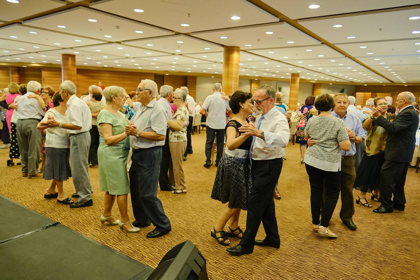 252 parejas han celebrado este año en Valencia sus bodas de oro. Las parejas asociadas a los Centros Municipales de Actividades para personas mayores pudieran festejar sus años de casados el miércoles en el Gran Salón Recatí del Hotel Sorolla Palace. Más de 500 personas asistieron al evento organizado por la Concejalía de Envejecimiento Activo.