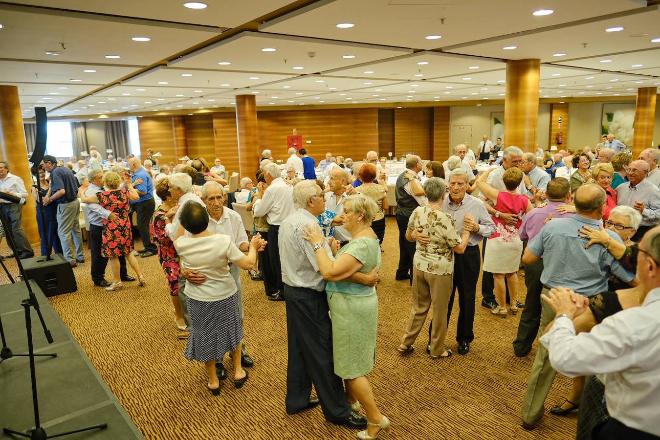 252 parejas han celebrado este año en Valencia sus bodas de oro. Las parejas asociadas a los Centros Municipales de Actividades para personas mayores pudieran festejar sus años de casados el miércoles en el Gran Salón Recatí del Hotel Sorolla Palace. Más de 500 personas asistieron al evento organizado por la Concejalía de Envejecimiento Activo.