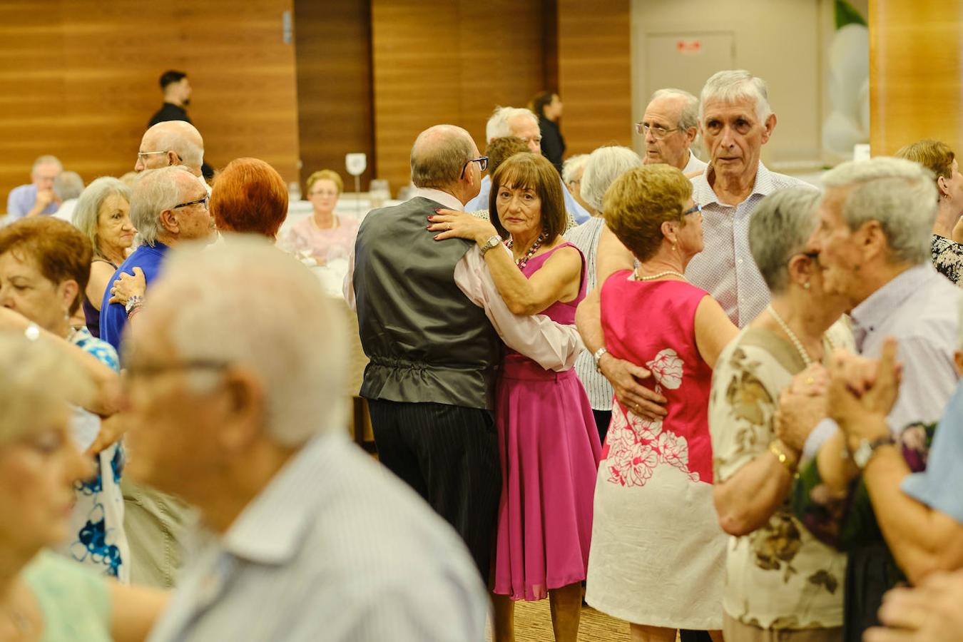 252 parejas han celebrado este año en Valencia sus bodas de oro. Las parejas asociadas a los Centros Municipales de Actividades para personas mayores pudieran festejar sus años de casados el miércoles en el Gran Salón Recatí del Hotel Sorolla Palace. Más de 500 personas asistieron al evento organizado por la Concejalía de Envejecimiento Activo.