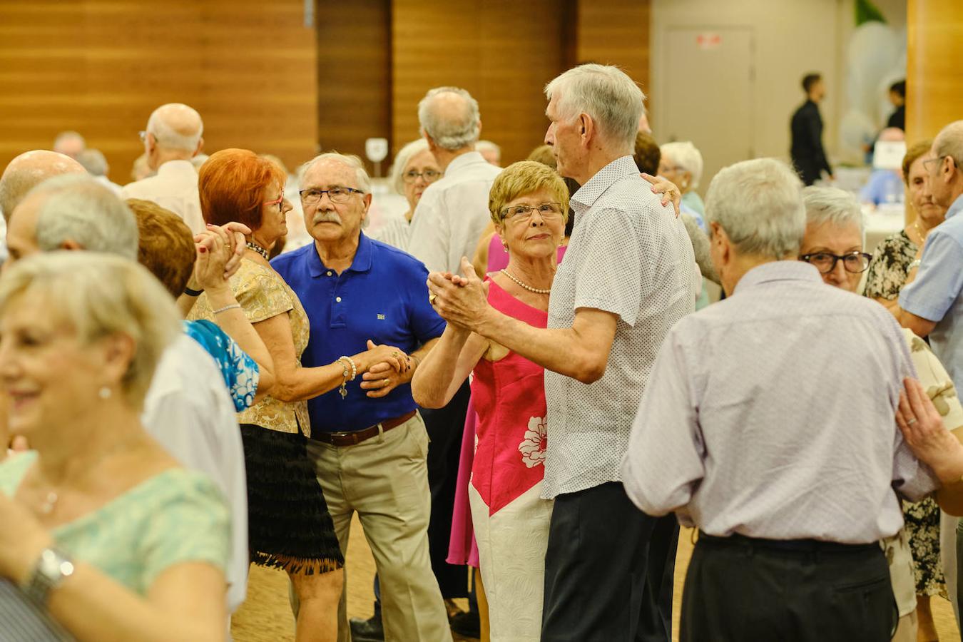 252 parejas han celebrado este año en Valencia sus bodas de oro. Las parejas asociadas a los Centros Municipales de Actividades para personas mayores pudieran festejar sus años de casados el miércoles en el Gran Salón Recatí del Hotel Sorolla Palace. Más de 500 personas asistieron al evento organizado por la Concejalía de Envejecimiento Activo.