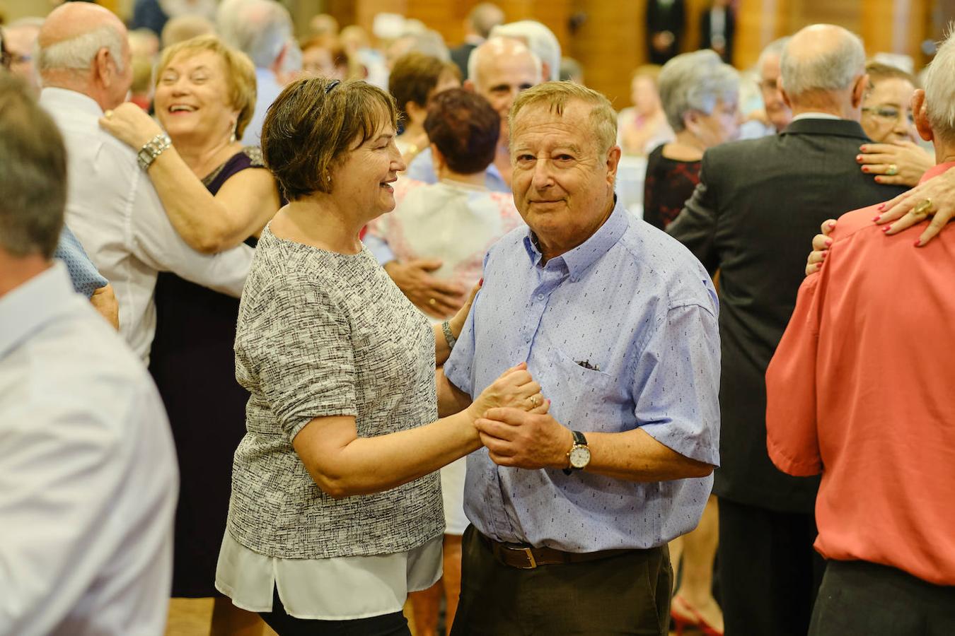 252 parejas han celebrado este año en Valencia sus bodas de oro. Las parejas asociadas a los Centros Municipales de Actividades para personas mayores pudieran festejar sus años de casados el miércoles en el Gran Salón Recatí del Hotel Sorolla Palace. Más de 500 personas asistieron al evento organizado por la Concejalía de Envejecimiento Activo.