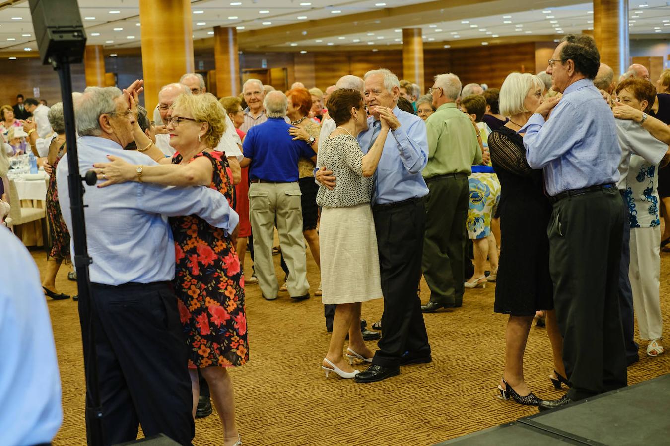 252 parejas han celebrado este año en Valencia sus bodas de oro. Las parejas asociadas a los Centros Municipales de Actividades para personas mayores pudieran festejar sus años de casados el miércoles en el Gran Salón Recatí del Hotel Sorolla Palace. Más de 500 personas asistieron al evento organizado por la Concejalía de Envejecimiento Activo.