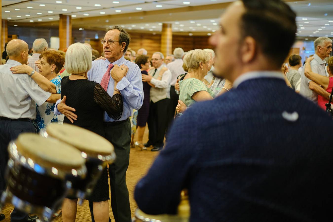 252 parejas han celebrado este año en Valencia sus bodas de oro. Las parejas asociadas a los Centros Municipales de Actividades para personas mayores pudieran festejar sus años de casados el miércoles en el Gran Salón Recatí del Hotel Sorolla Palace. Más de 500 personas asistieron al evento organizado por la Concejalía de Envejecimiento Activo.