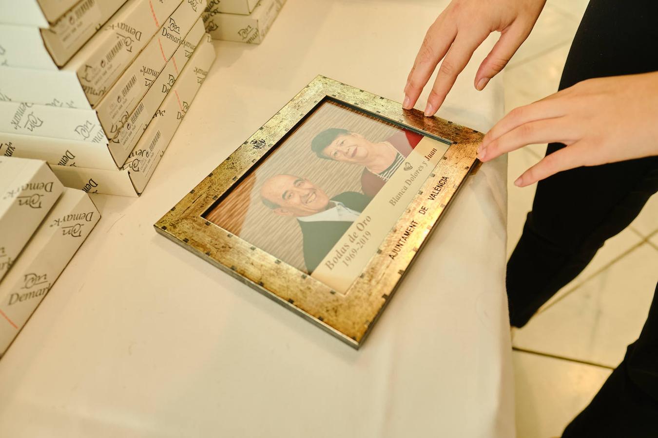 252 parejas han celebrado este año en Valencia sus bodas de oro. Las parejas asociadas a los Centros Municipales de Actividades para personas mayores pudieran festejar sus años de casados el miércoles en el Gran Salón Recatí del Hotel Sorolla Palace. Más de 500 personas asistieron al evento organizado por la Concejalía de Envejecimiento Activo.