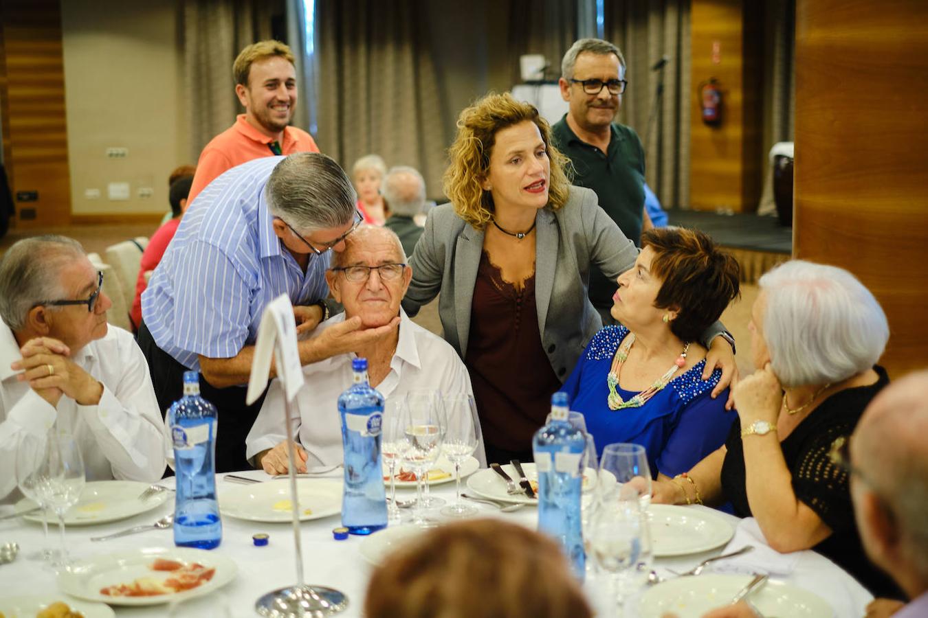 252 parejas han celebrado este año en Valencia sus bodas de oro. Las parejas asociadas a los Centros Municipales de Actividades para personas mayores pudieran festejar sus años de casados el miércoles en el Gran Salón Recatí del Hotel Sorolla Palace. Más de 500 personas asistieron al evento organizado por la Concejalía de Envejecimiento Activo.