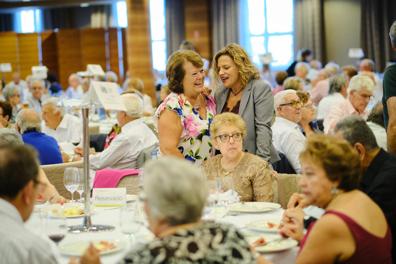 252 parejas han celebrado este año en Valencia sus bodas de oro. Las parejas asociadas a los Centros Municipales de Actividades para personas mayores pudieran festejar sus años de casados el miércoles en el Gran Salón Recatí del Hotel Sorolla Palace. Más de 500 personas asistieron al evento organizado por la Concejalía de Envejecimiento Activo.