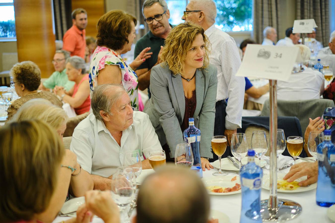 252 parejas han celebrado este año en Valencia sus bodas de oro. Las parejas asociadas a los Centros Municipales de Actividades para personas mayores pudieran festejar sus años de casados el miércoles en el Gran Salón Recatí del Hotel Sorolla Palace. Más de 500 personas asistieron al evento organizado por la Concejalía de Envejecimiento Activo.