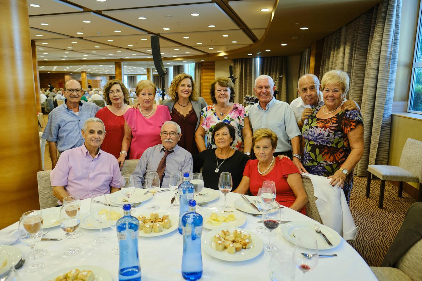 252 parejas han celebrado este año en Valencia sus bodas de oro. Las parejas asociadas a los Centros Municipales de Actividades para personas mayores pudieran festejar sus años de casados el miércoles en el Gran Salón Recatí del Hotel Sorolla Palace. Más de 500 personas asistieron al evento organizado por la Concejalía de Envejecimiento Activo.