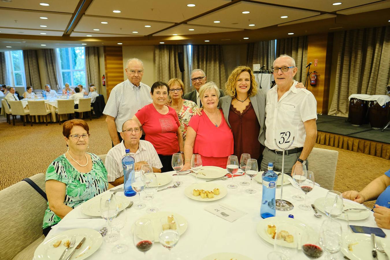 252 parejas han celebrado este año en Valencia sus bodas de oro. Las parejas asociadas a los Centros Municipales de Actividades para personas mayores pudieran festejar sus años de casados el miércoles en el Gran Salón Recatí del Hotel Sorolla Palace. Más de 500 personas asistieron al evento organizado por la Concejalía de Envejecimiento Activo.