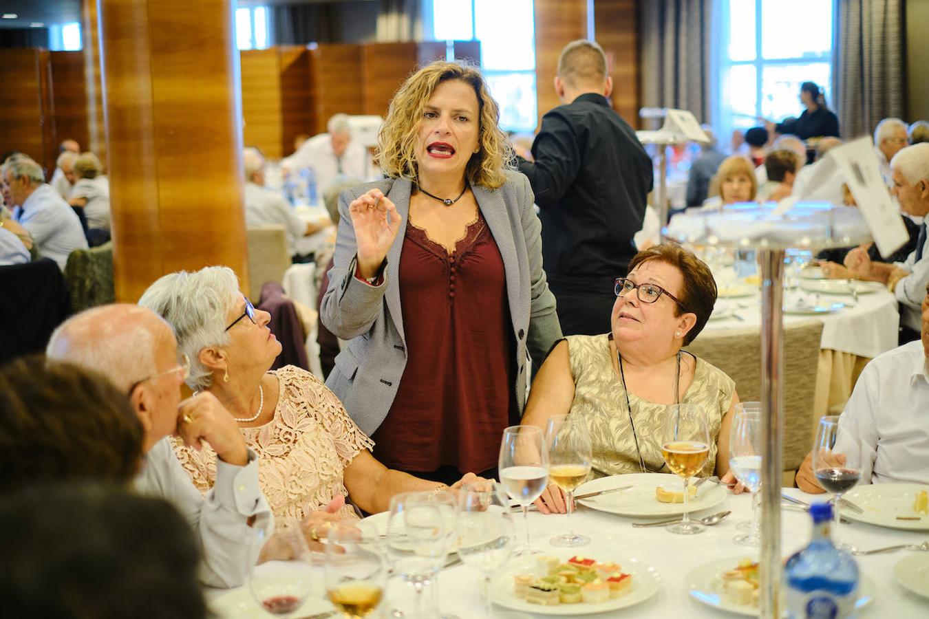 252 parejas han celebrado este año en Valencia sus bodas de oro. Las parejas asociadas a los Centros Municipales de Actividades para personas mayores pudieran festejar sus años de casados el miércoles en el Gran Salón Recatí del Hotel Sorolla Palace. Más de 500 personas asistieron al evento organizado por la Concejalía de Envejecimiento Activo.