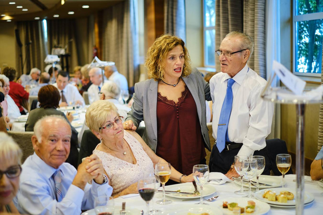 252 parejas han celebrado este año en Valencia sus bodas de oro. Las parejas asociadas a los Centros Municipales de Actividades para personas mayores pudieran festejar sus años de casados el miércoles en el Gran Salón Recatí del Hotel Sorolla Palace. Más de 500 personas asistieron al evento organizado por la Concejalía de Envejecimiento Activo.