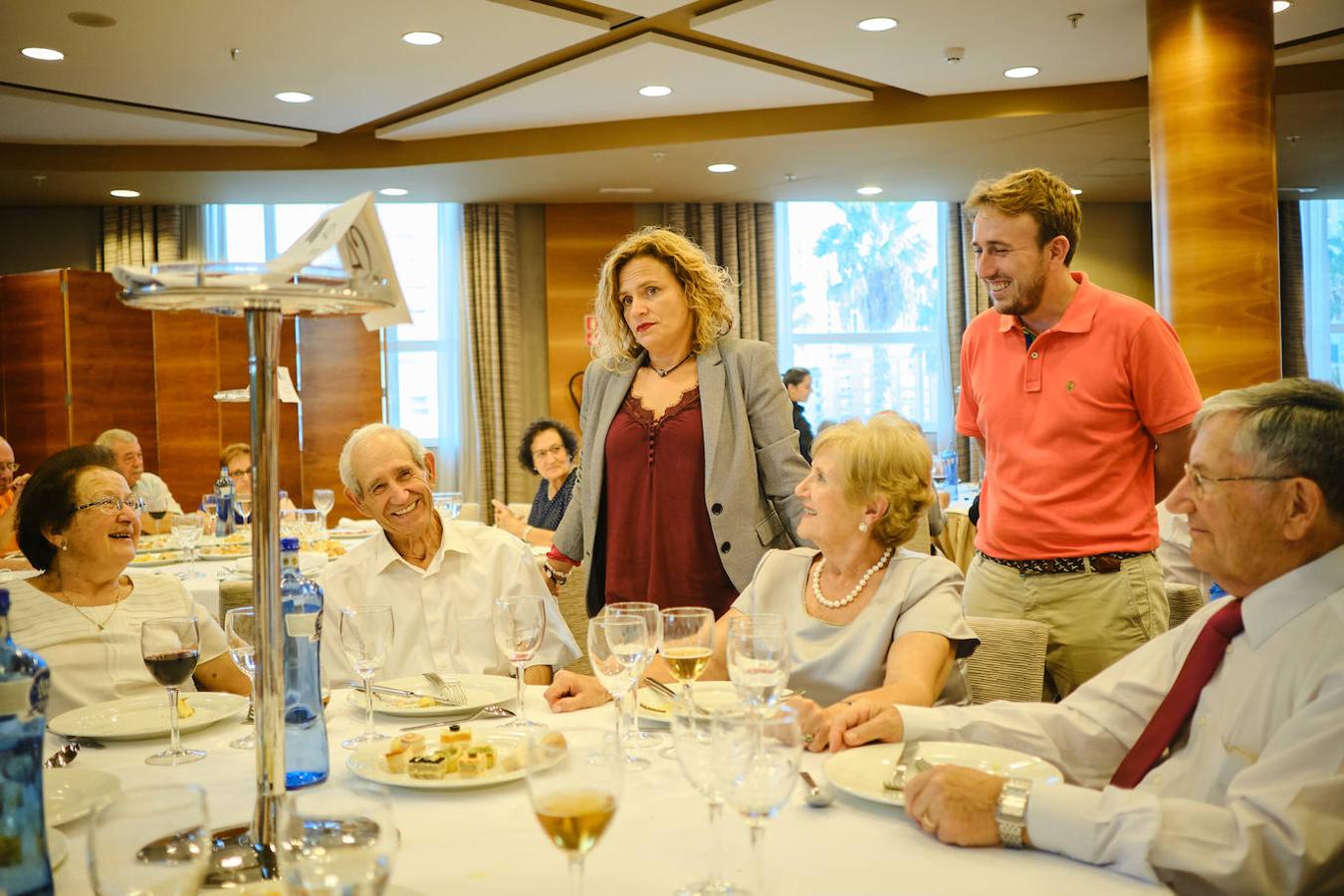 252 parejas han celebrado este año en Valencia sus bodas de oro. Las parejas asociadas a los Centros Municipales de Actividades para personas mayores pudieran festejar sus años de casados el miércoles en el Gran Salón Recatí del Hotel Sorolla Palace. Más de 500 personas asistieron al evento organizado por la Concejalía de Envejecimiento Activo.