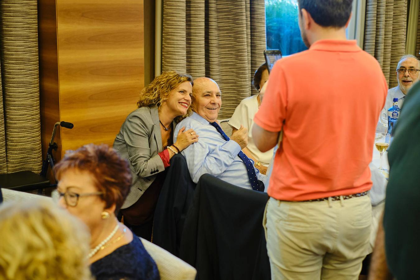 252 parejas han celebrado este año en Valencia sus bodas de oro. Las parejas asociadas a los Centros Municipales de Actividades para personas mayores pudieran festejar sus años de casados el miércoles en el Gran Salón Recatí del Hotel Sorolla Palace. Más de 500 personas asistieron al evento organizado por la Concejalía de Envejecimiento Activo.