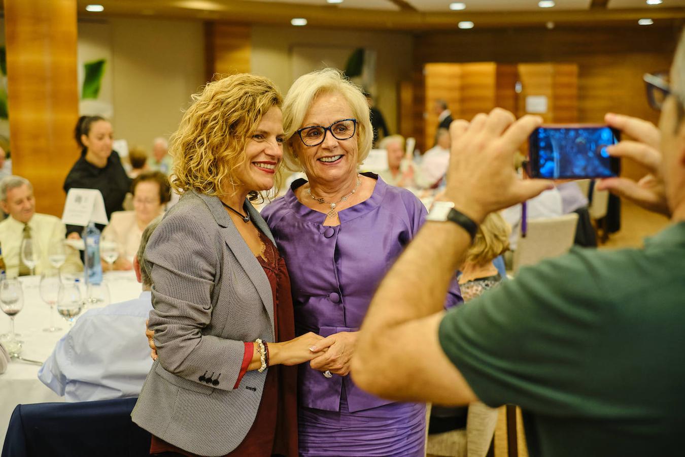 252 parejas han celebrado este año en Valencia sus bodas de oro. Las parejas asociadas a los Centros Municipales de Actividades para personas mayores pudieran festejar sus años de casados el miércoles en el Gran Salón Recatí del Hotel Sorolla Palace. Más de 500 personas asistieron al evento organizado por la Concejalía de Envejecimiento Activo.