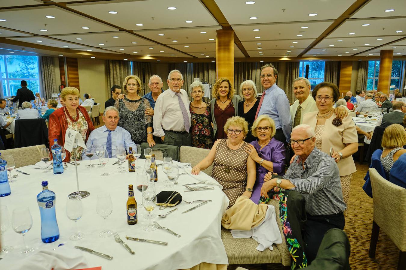 252 parejas han celebrado este año en Valencia sus bodas de oro. Las parejas asociadas a los Centros Municipales de Actividades para personas mayores pudieran festejar sus años de casados el miércoles en el Gran Salón Recatí del Hotel Sorolla Palace. Más de 500 personas asistieron al evento organizado por la Concejalía de Envejecimiento Activo.