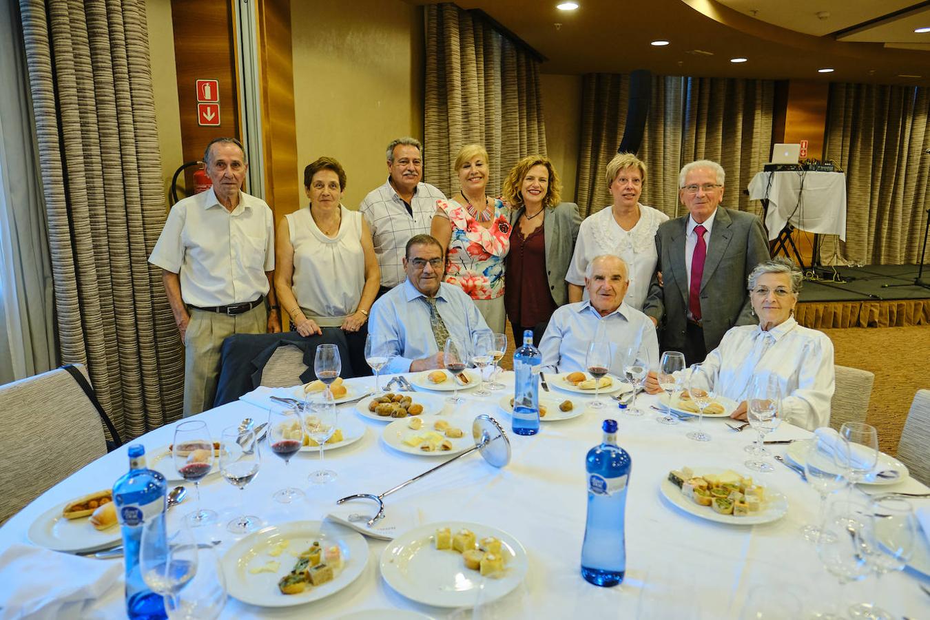 252 parejas han celebrado este año en Valencia sus bodas de oro. Las parejas asociadas a los Centros Municipales de Actividades para personas mayores pudieran festejar sus años de casados el miércoles en el Gran Salón Recatí del Hotel Sorolla Palace. Más de 500 personas asistieron al evento organizado por la Concejalía de Envejecimiento Activo.
