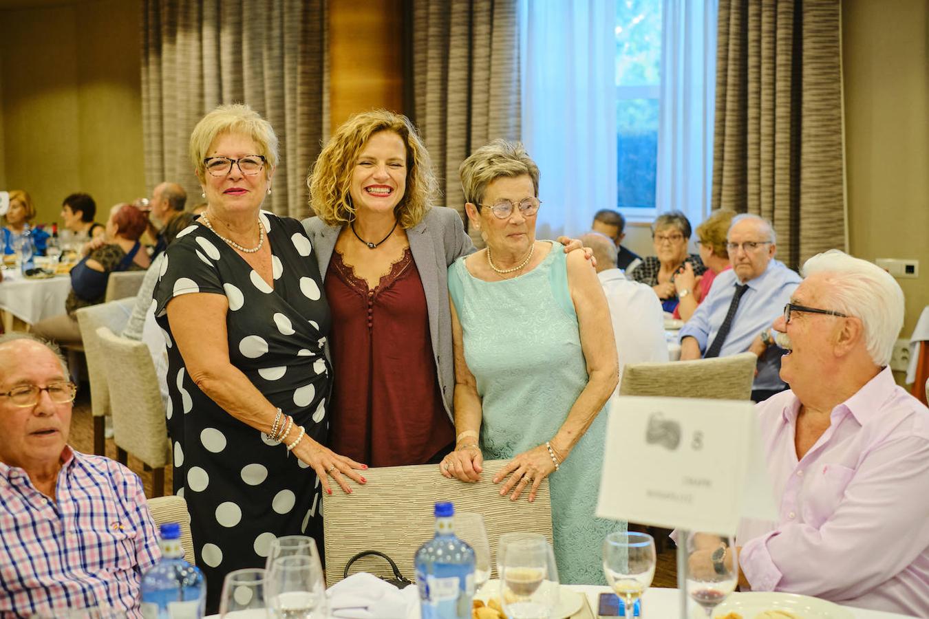 252 parejas han celebrado este año en Valencia sus bodas de oro. Las parejas asociadas a los Centros Municipales de Actividades para personas mayores pudieran festejar sus años de casados el miércoles en el Gran Salón Recatí del Hotel Sorolla Palace. Más de 500 personas asistieron al evento organizado por la Concejalía de Envejecimiento Activo.