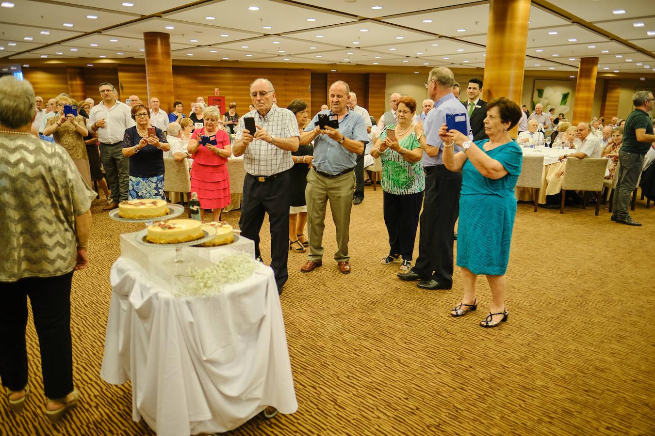252 parejas han celebrado este año en Valencia sus bodas de oro. Las parejas asociadas a los Centros Municipales de Actividades para personas mayores pudieran festejar sus años de casados el miércoles en el Gran Salón Recatí del Hotel Sorolla Palace. Más de 500 personas asistieron al evento organizado por la Concejalía de Envejecimiento Activo.